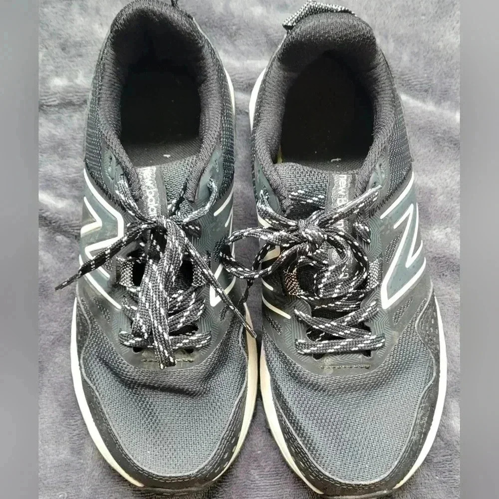 NEW BALANCE 410 v8 Trail Running Shoes BLK & WHITE Womens Size 6.5 - Picture 10 of 13